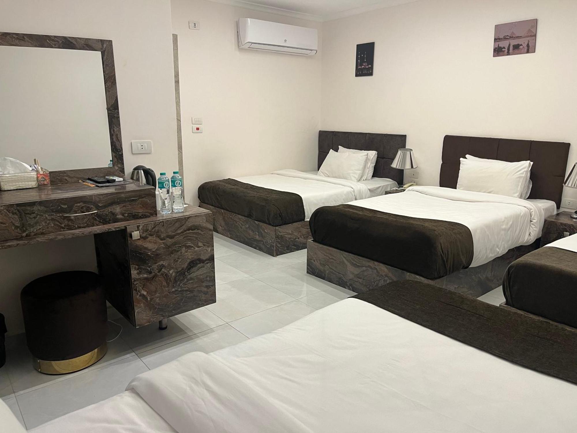 Shadow Pyramids Suites And Jacuzzi Kafrat al Jabal Exterior photo