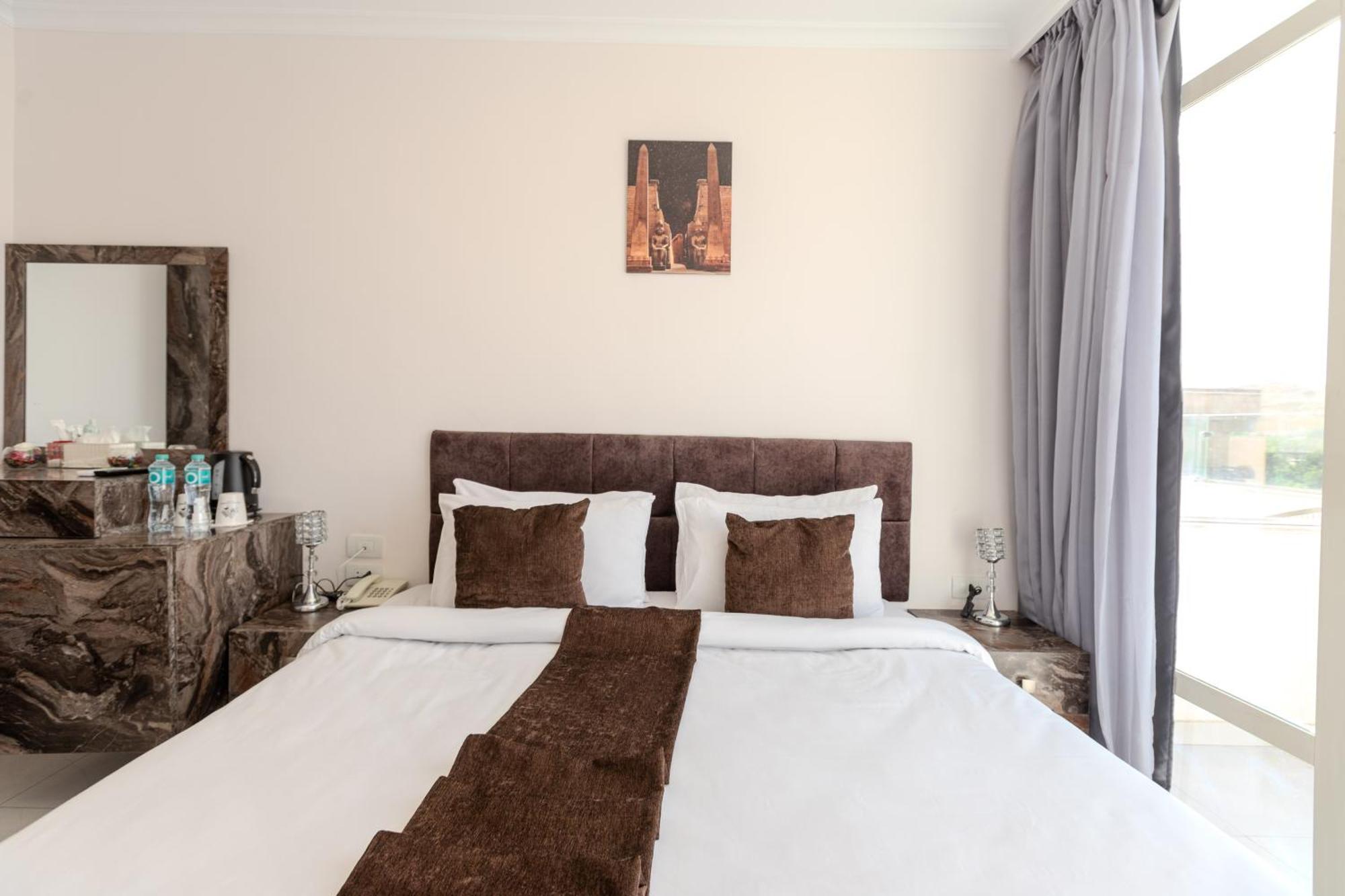 Shadow Pyramids Suites And Jacuzzi Kafrat al Jabal Exterior photo